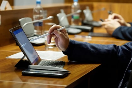 lumi-global-voting-tablet-desk