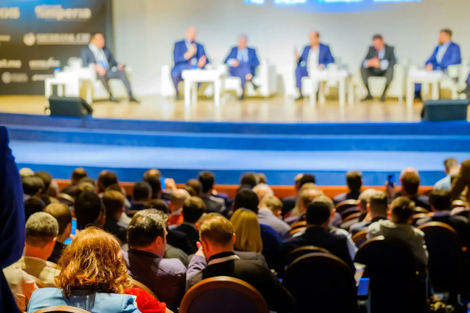 lumi-global-electa-meeting-crowd-bright