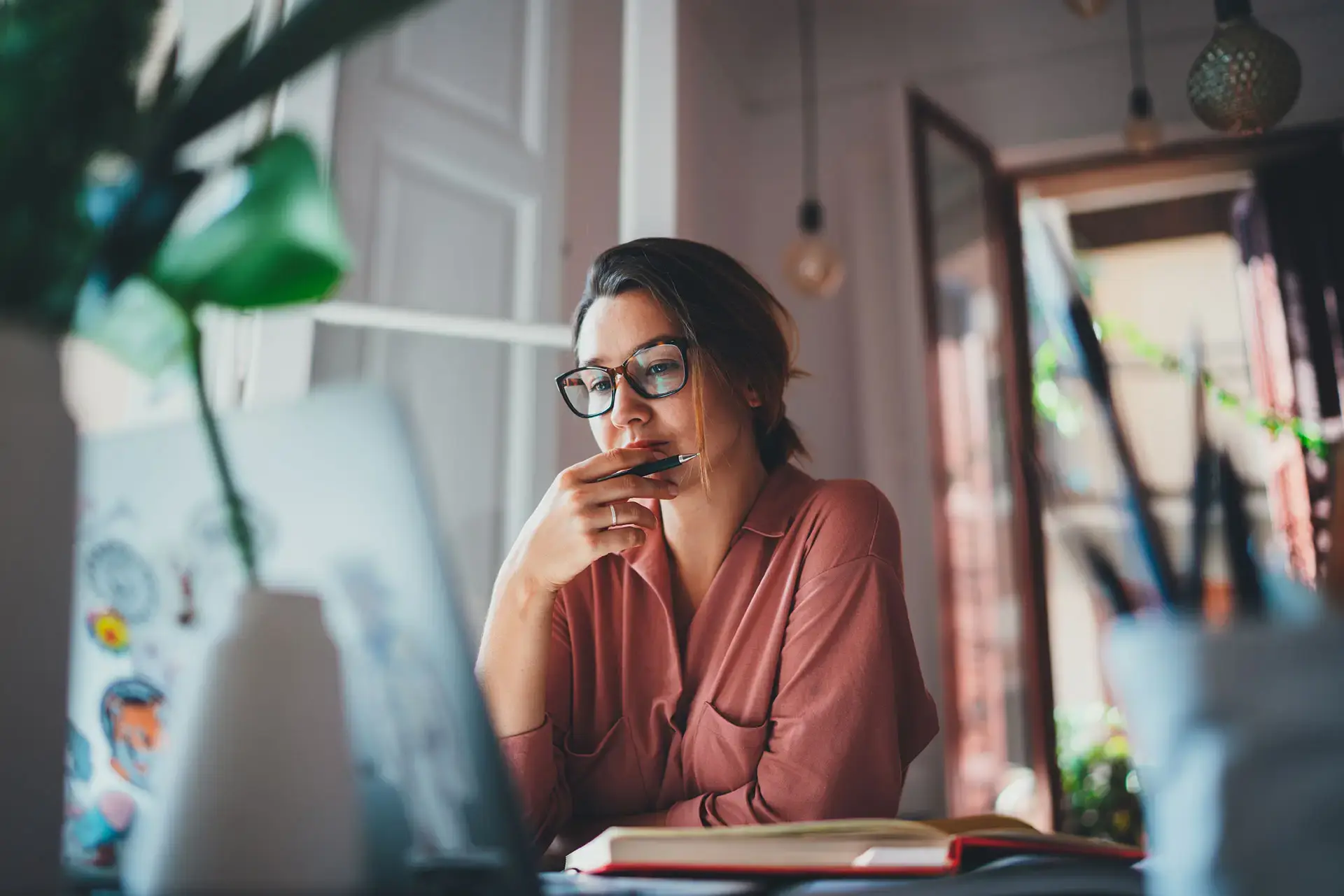 lumi-global-electa-woman-desk-sitting-working